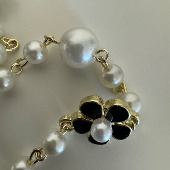 Layered Pearl Chanel-style necklace with Camellia flower embellishments - Picture 5 of 6